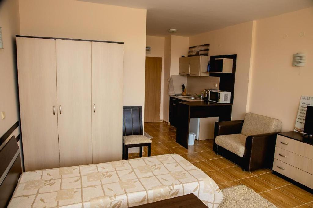 Bright Studio With Parking & Pool Sveti Vlas Exterior photo